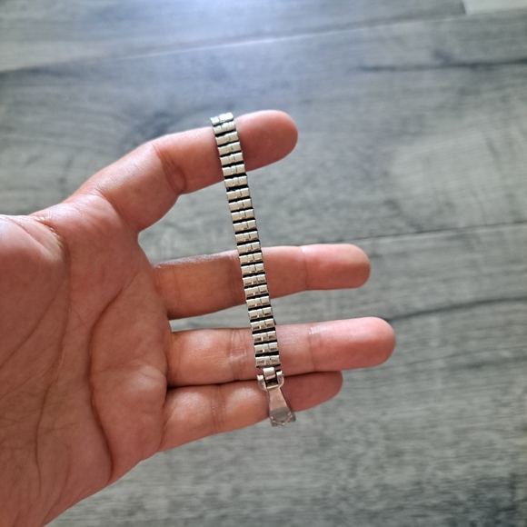 Vintage Silver and Gold Quartz Watch *needs New Battery - Picture 6 of 6